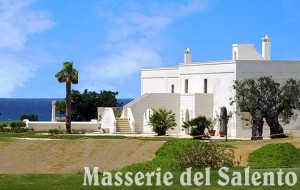 Salento: una delle tipiche masserie vicine al mare