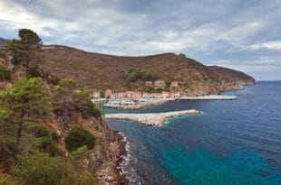 Capraia: il porto visto dall'alto