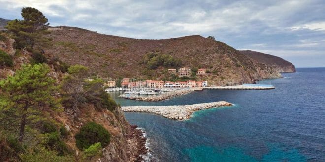 Capraia: il porto visto dall'alto