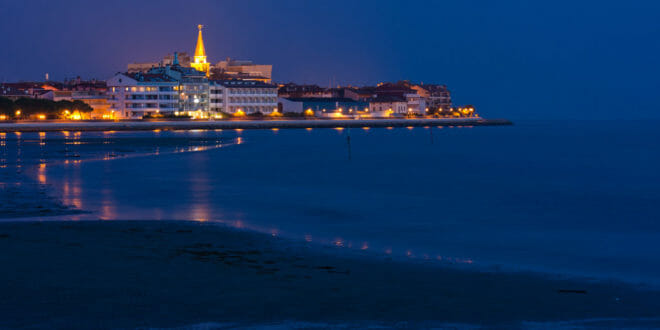 Grado, vista notturna della cittadina