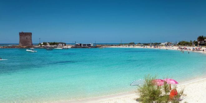 Porto Cesareo, spiaggia con la torre