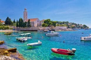 Hvar, il lungomare cittadino