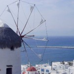 mykonos-vacanze-grecia Uno dei famosi mulini di Mykonos, vicino al porto